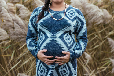mulher grávida no campo