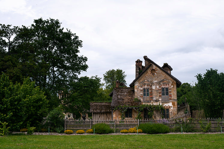 a-cottage-home-with-picket-fence.jpg?wid
