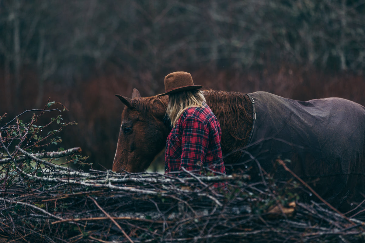 一个女牛仔和她的马