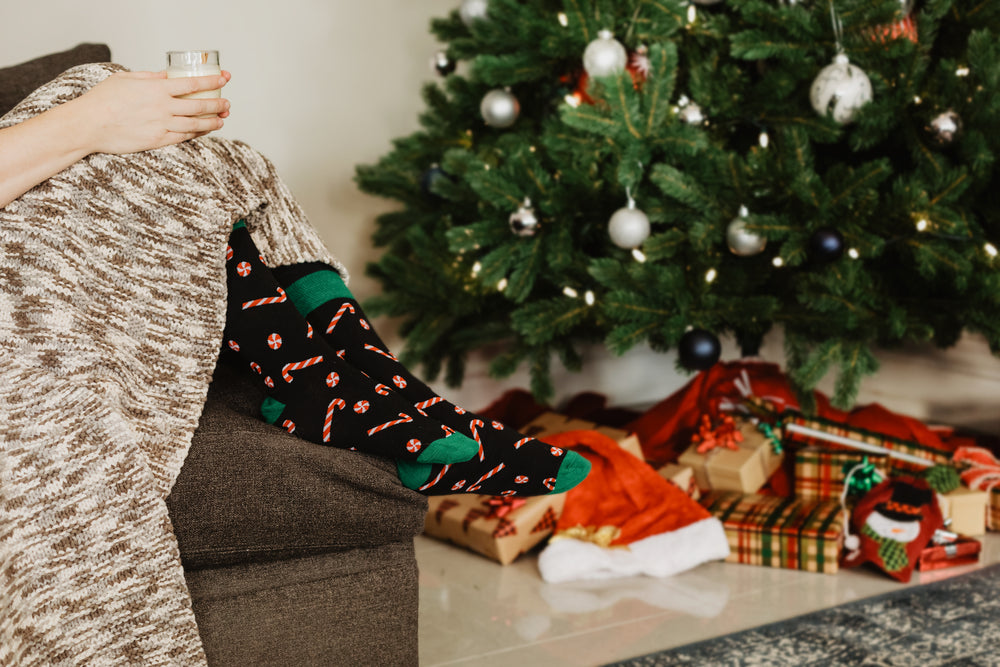 relaxando perto da árvore de natal