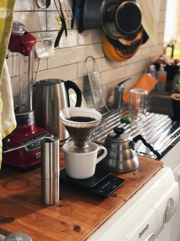 café sendo passado no balcão da cozinha