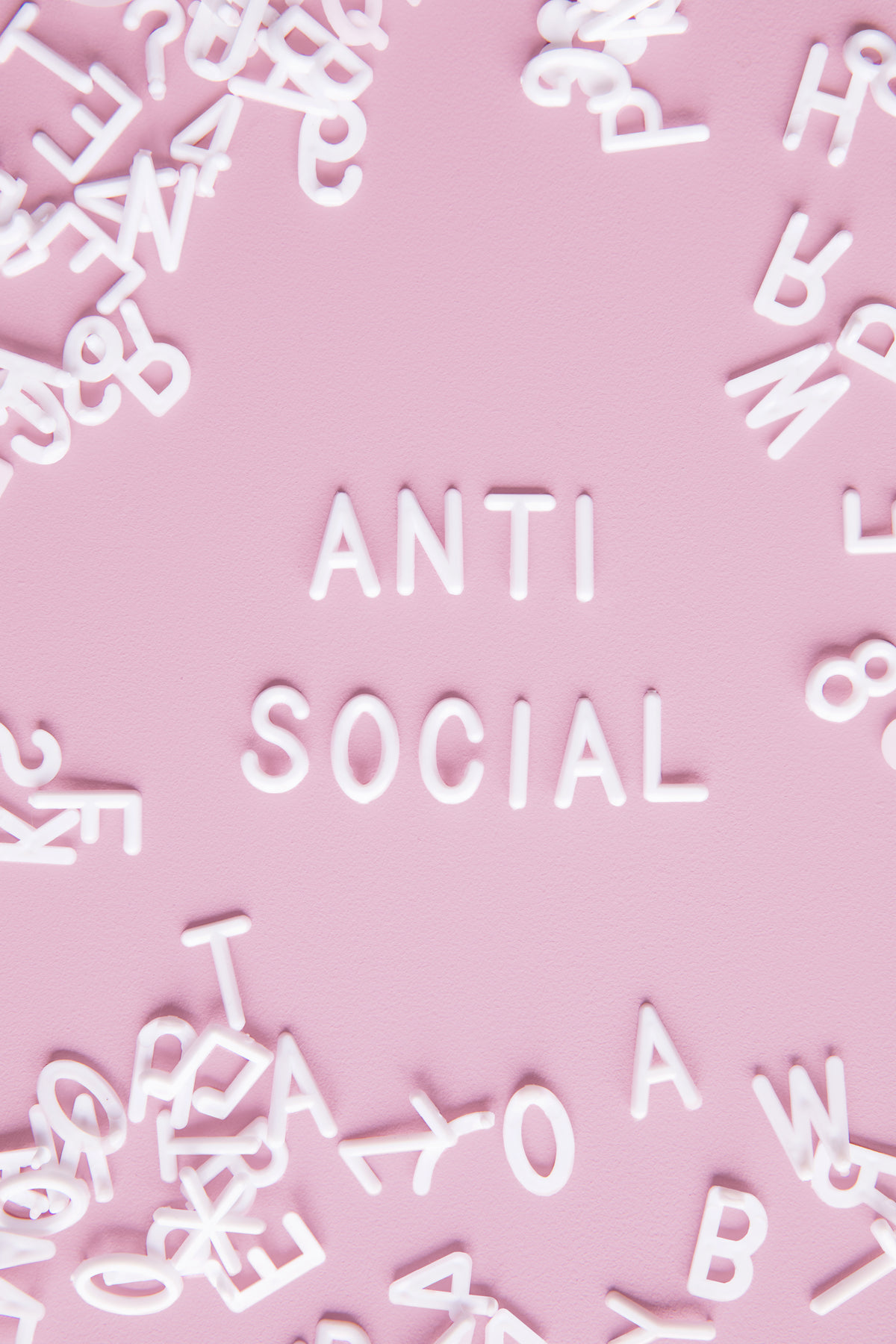 一块粉白相间的字母板上写着“反社会”。