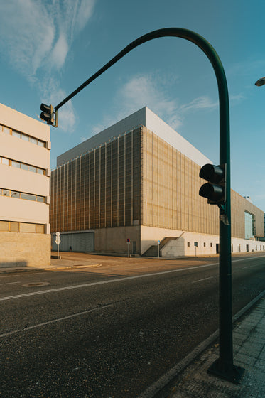 a quite intersection in the city