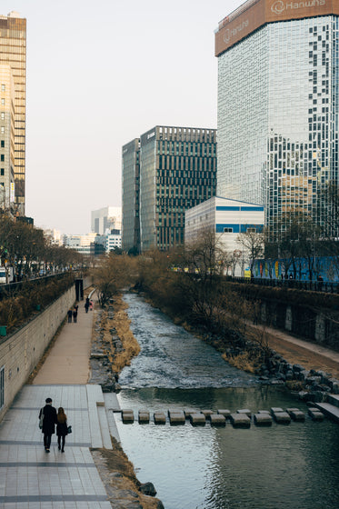 a river runs through a city