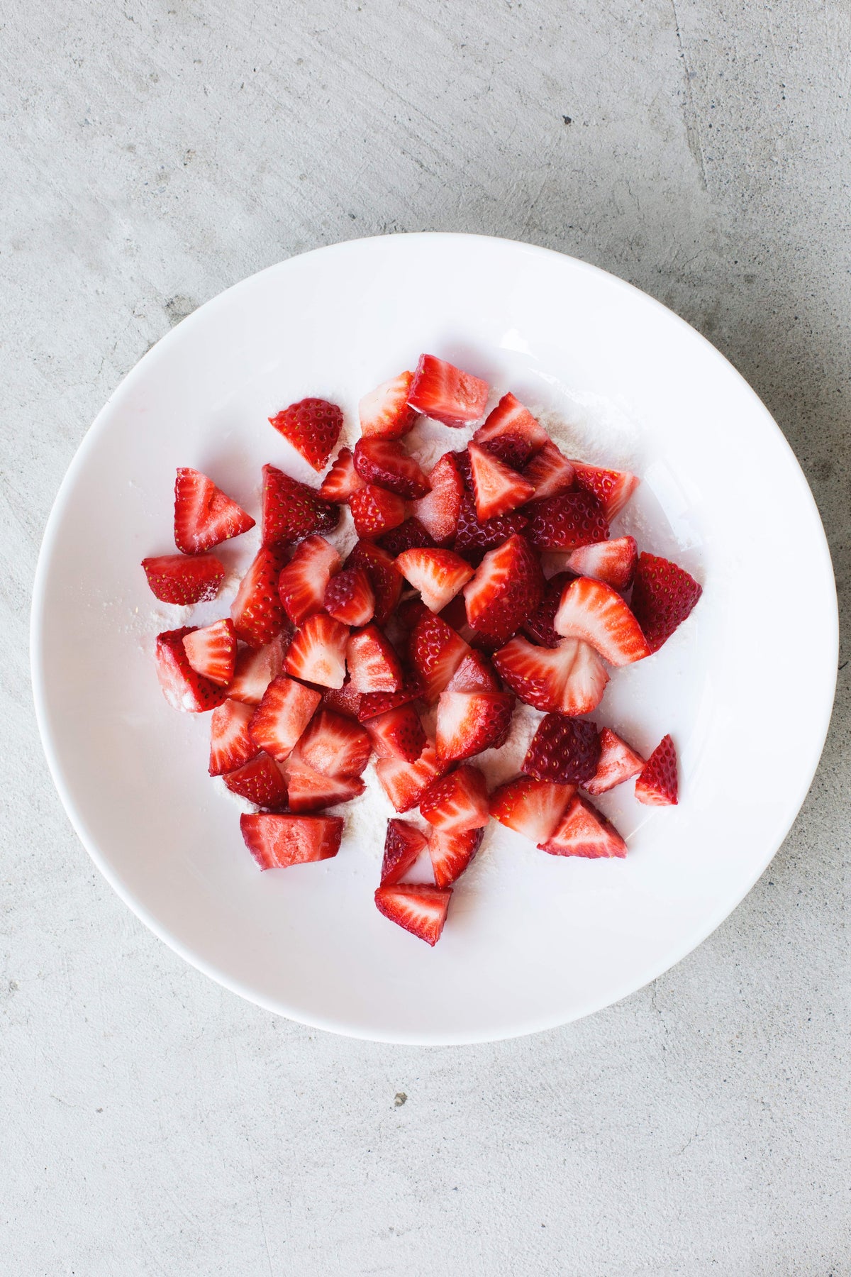 一个装满草莓的白色圆盘