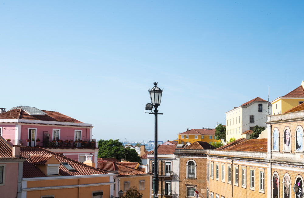 a single street lamp in the middle of colorful houses