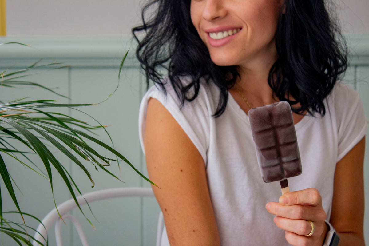一个黑发女人拿着冰淇淋微笑着
