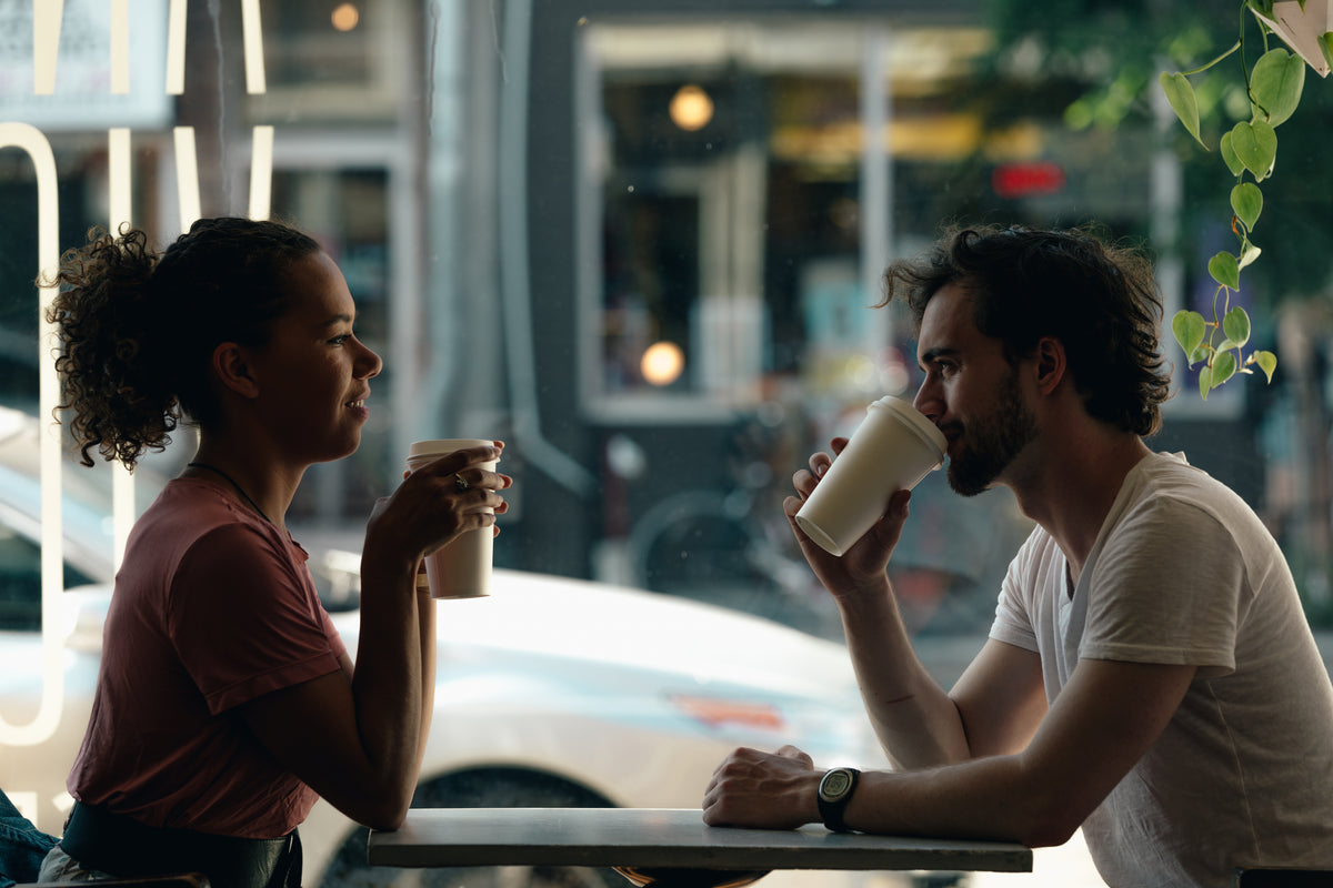 一对年轻夫妇边喝咖啡边聊天