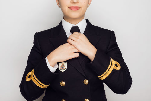 一位身穿海军制服的年轻女子看起来很时髦
