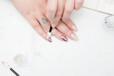 Free Adding Glitter To Nails Photo — High Res Pictures