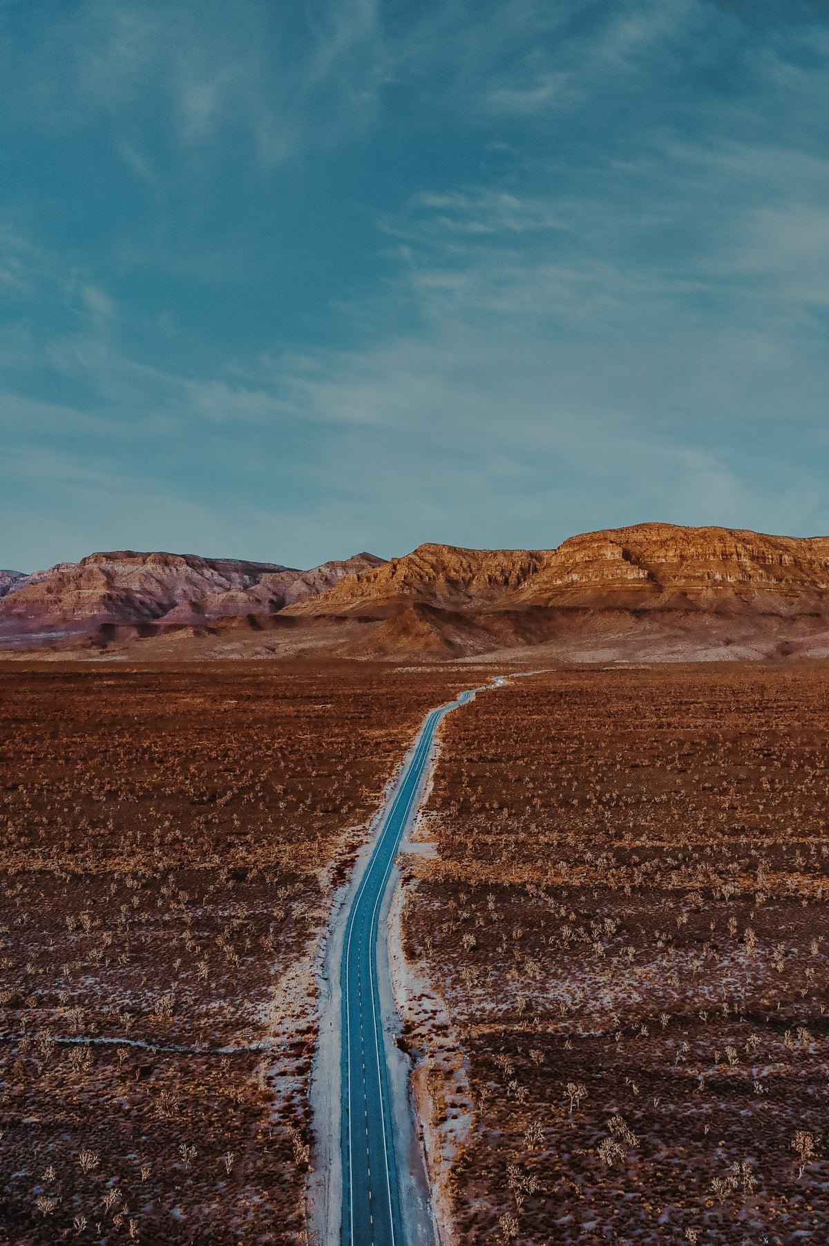 沙漠中铺设的道路的航拍照片