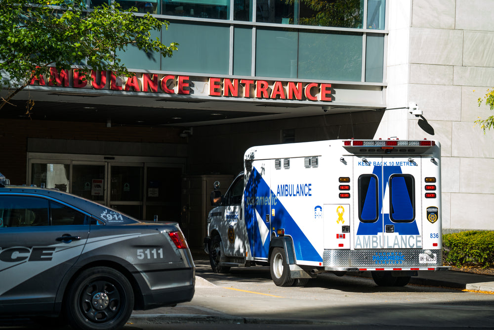 ambulância na entrada de um hospital