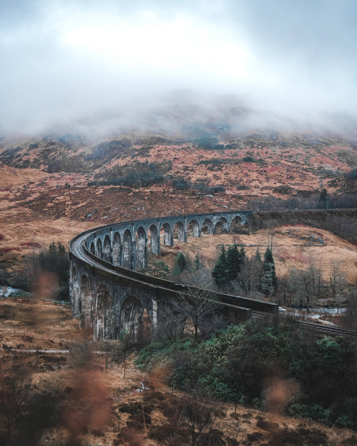 古老的铁路在多雾的山坡下蜿蜒曲折