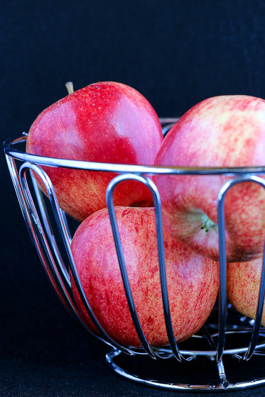 apples in fruit basket close up