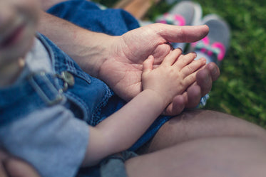 menina e pai de mãos dadas