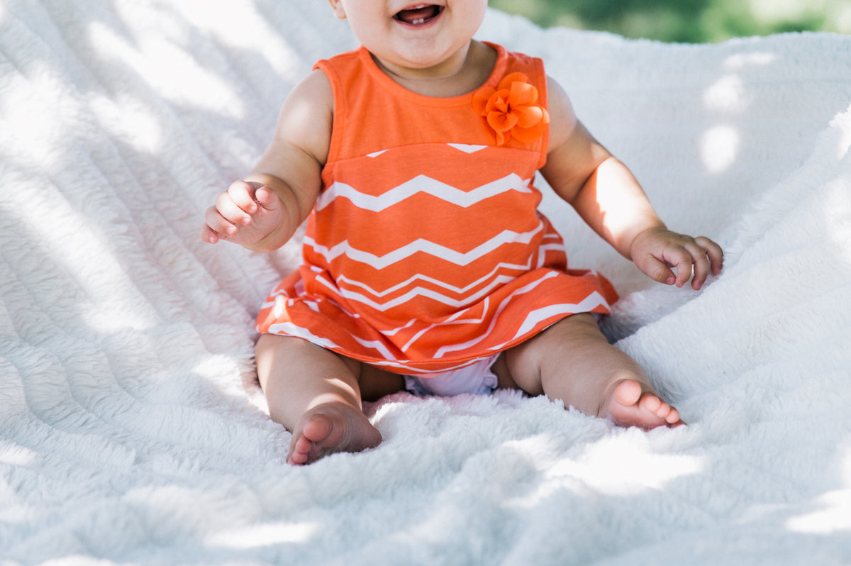 bebê de vestido laranja