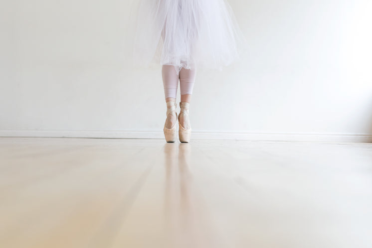 ballerina-on-pointe.jpg?width=746&format