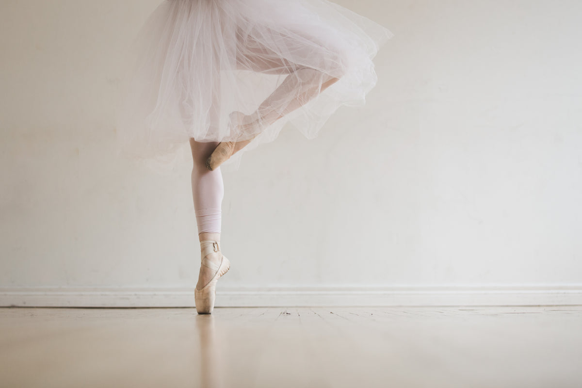 穿着芭蕾舞裙的芭蕾舞演员踮着脚尖