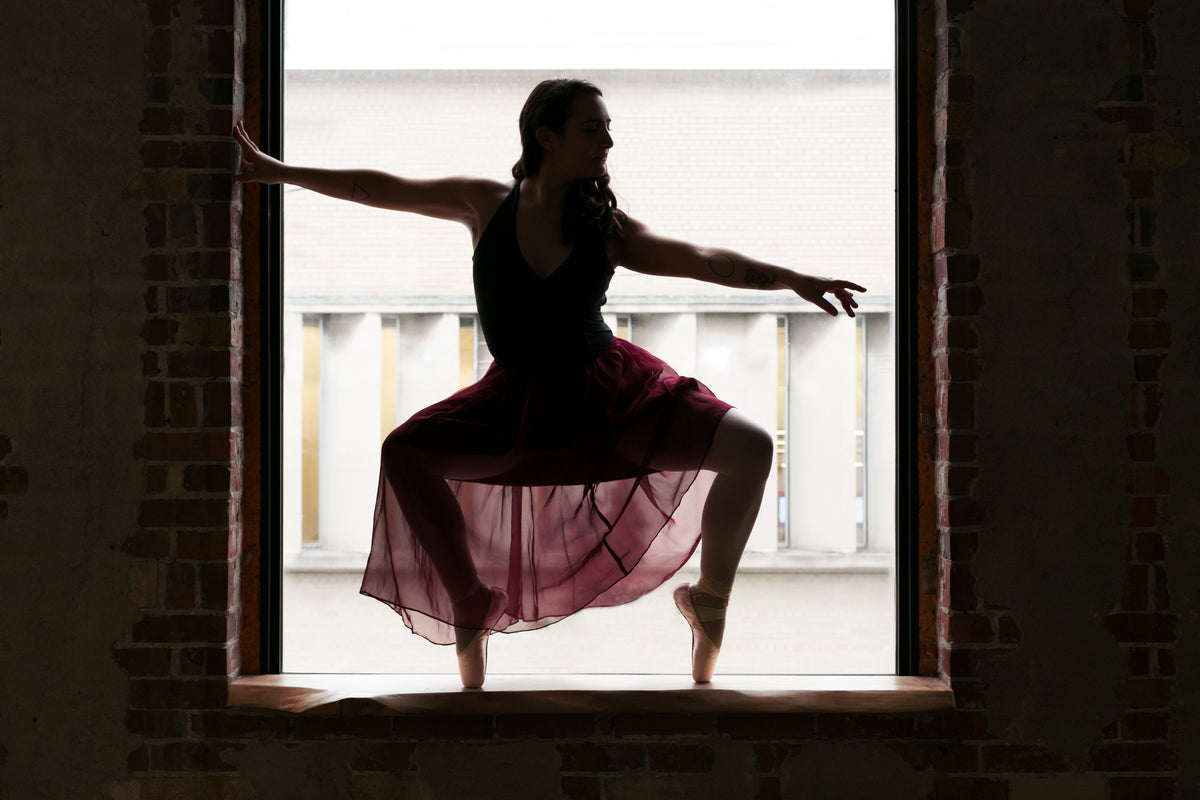 芭蕾舞者站在橱窗的脚尖上