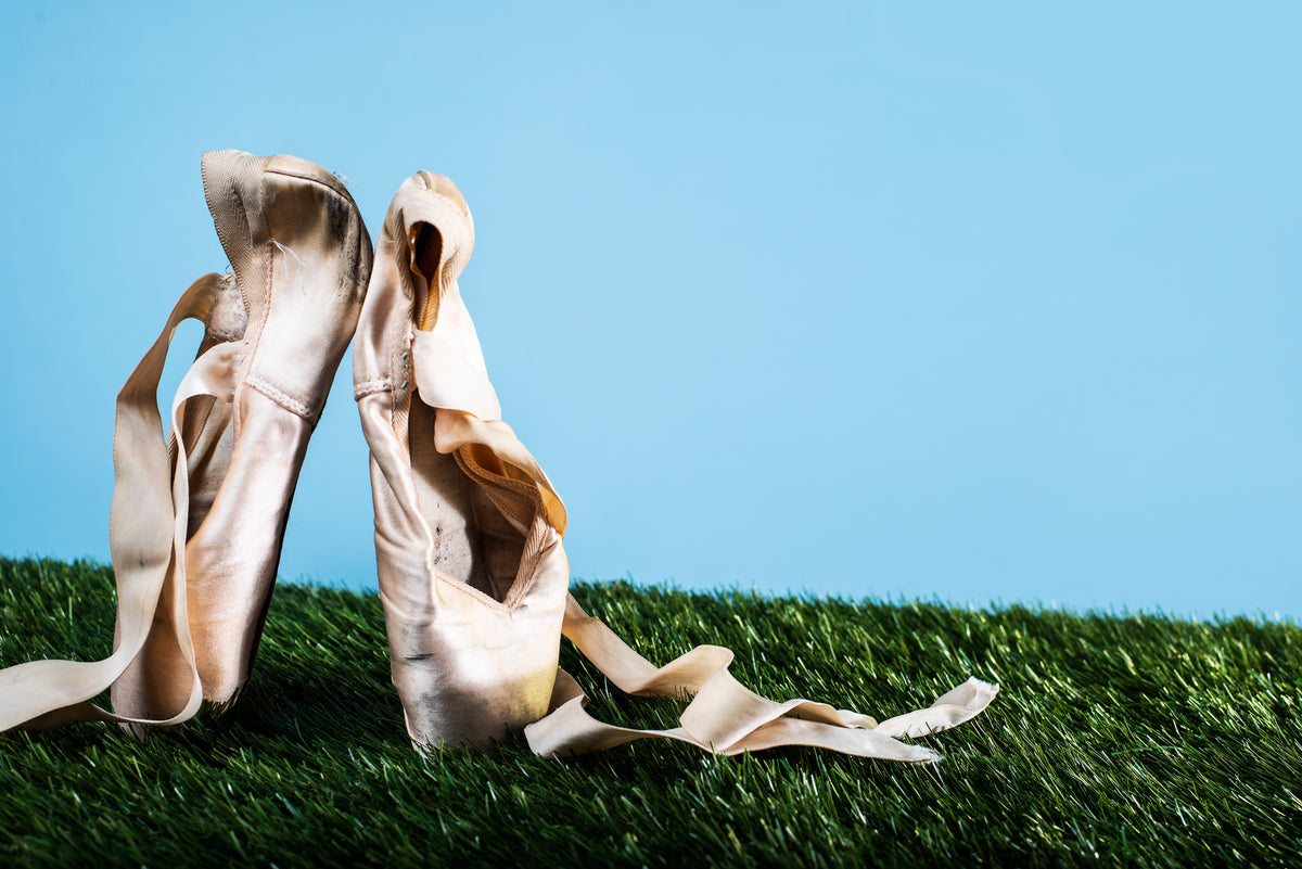 芭蕾舞鞋穿在草地上