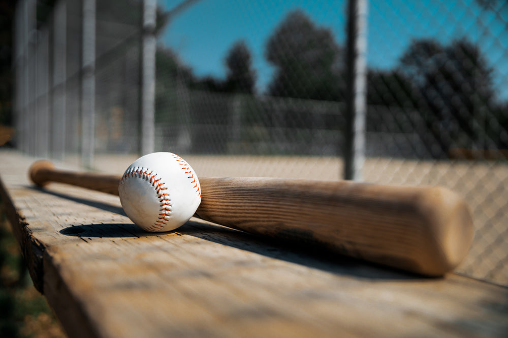 Baseball with bat: Más de 36,978 fotos de stock con licencia libres de  regalías