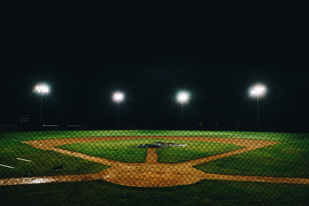 campo de beisebol iluminado à noite
