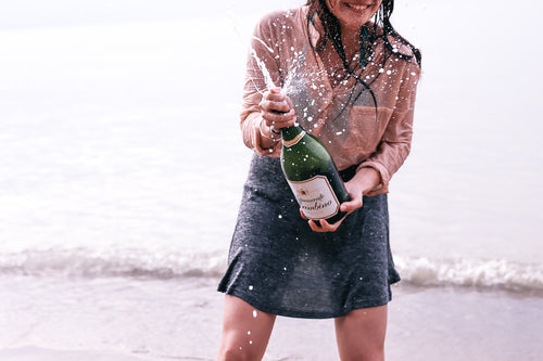 festa na praia com champanhe