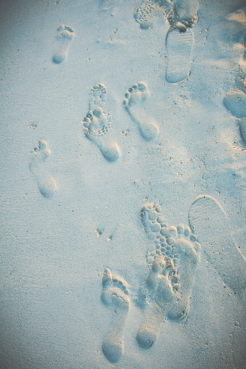 pegadas na areia da praia
