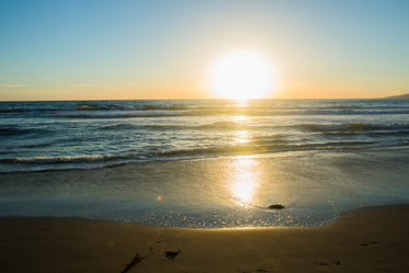 reflexo do sol na praia