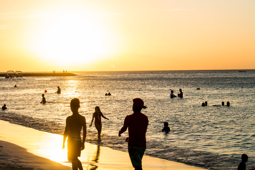 silhuetas ao pôr do sol na praia