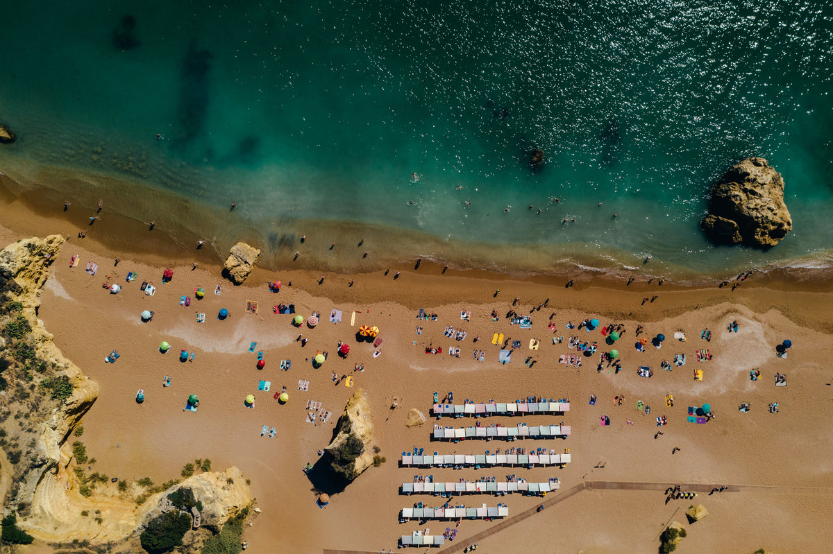 visão de drono de uma praia