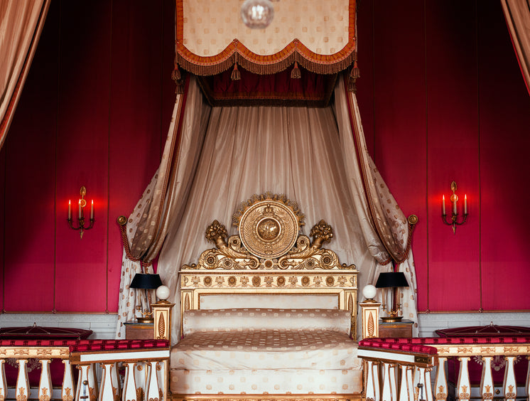 bedroom-of-the-grand-trianon.jpg?width=7
