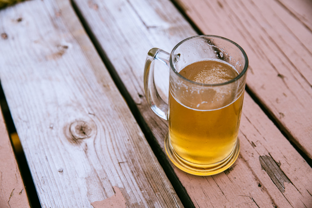 caneca de cerveja no deque