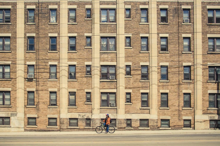 bicycle-outside-apartment-building.jpg?w