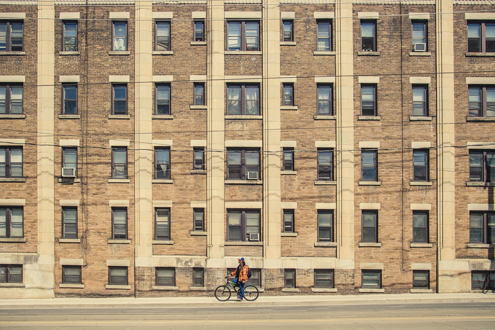 bicicleta do lado de fora de um prédio