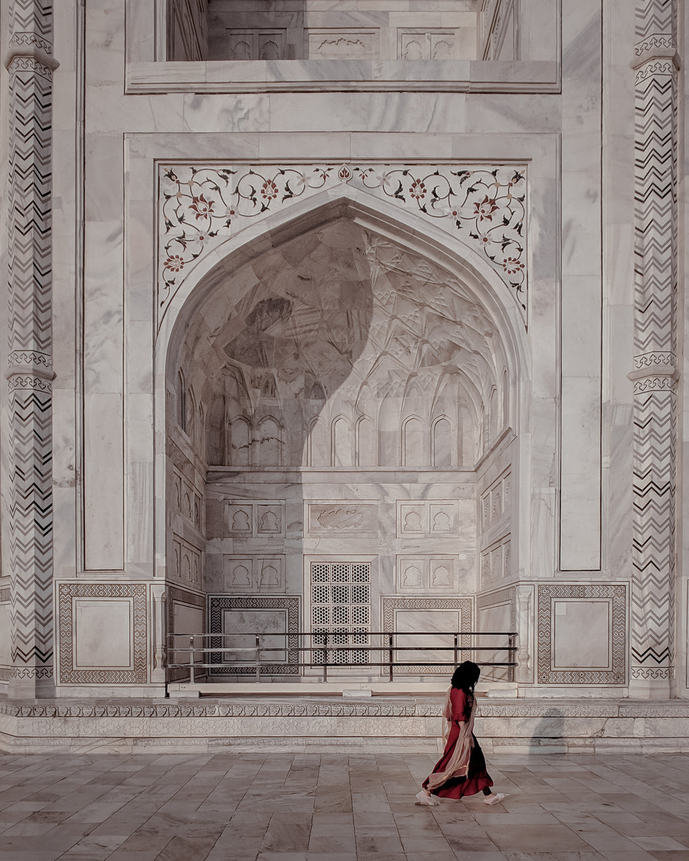 big marble alcove with flowerly inlay