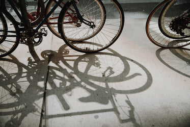 sombras de bicicletas na calçada