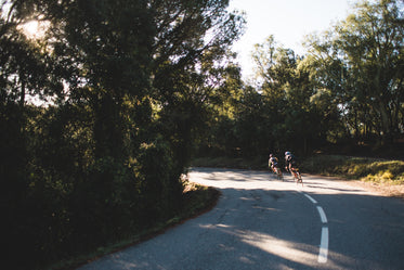 ciclistas na curva