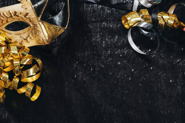 Free Black And Gold Carnival Mask Photo — High Res Pictures