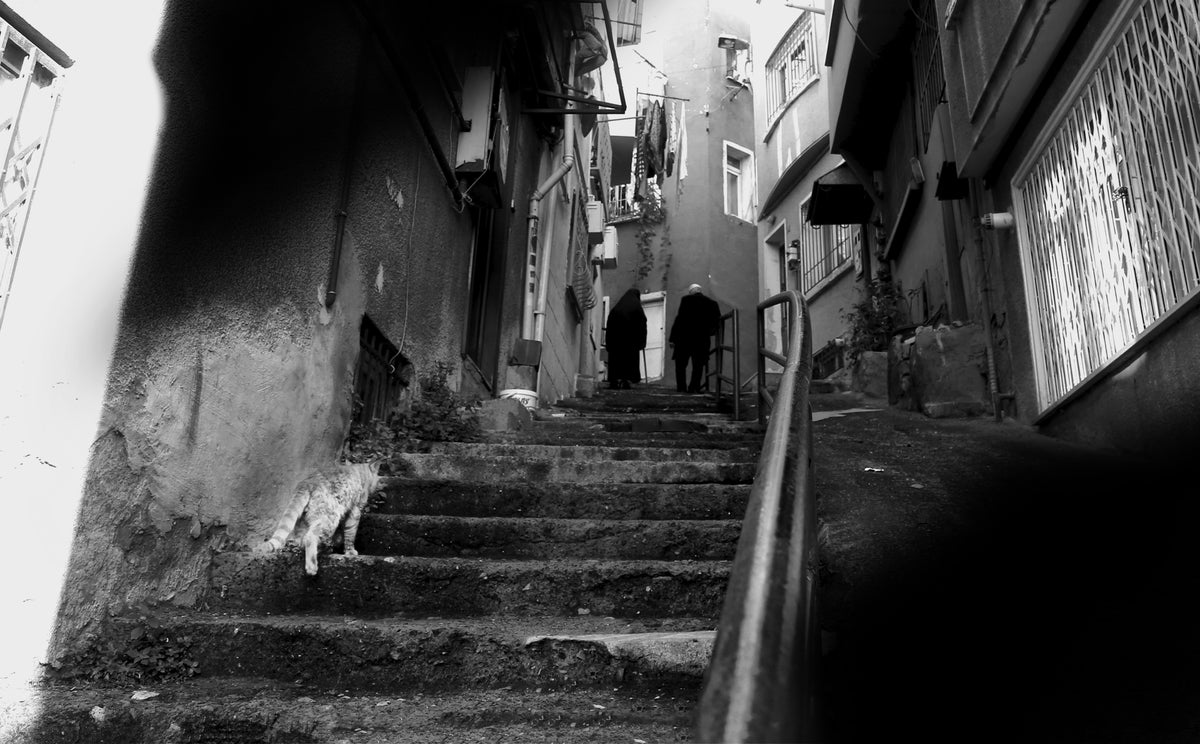破旧的城市楼梯的黑白照片