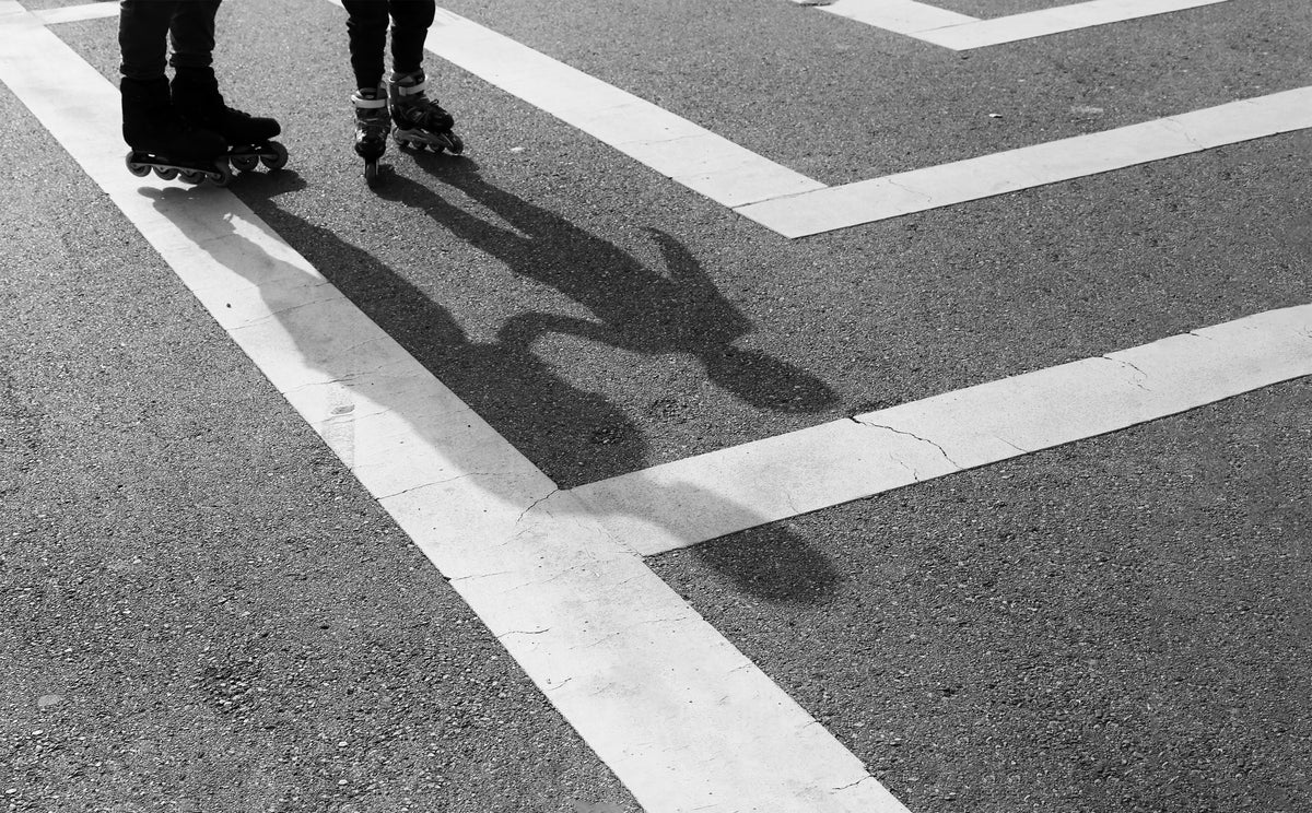 穿着溜冰鞋的人的脚的黑白照片