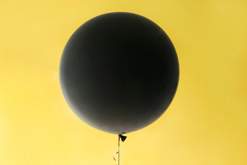 balão preto com fundo amarelo