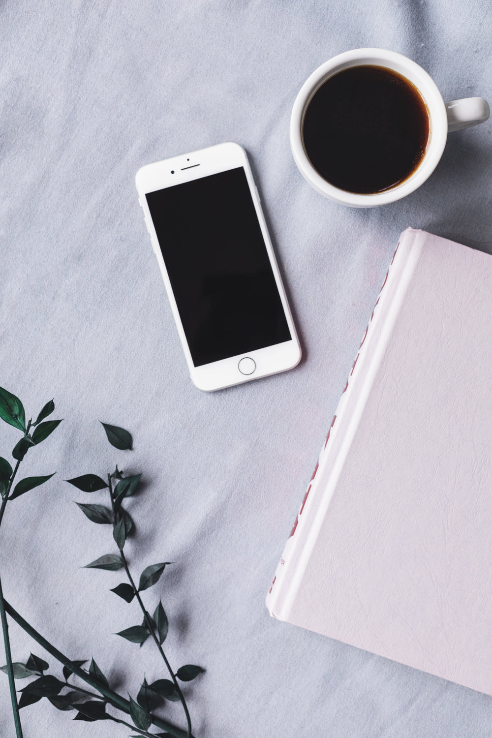 flatlay com café preto e telefone celular