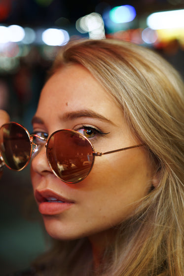 Free Blonde Model Portrait Image: Stunning Photography