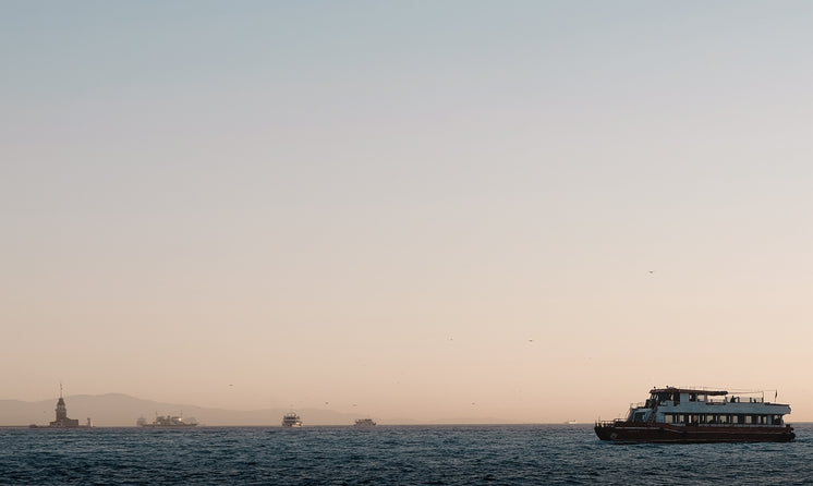 boats-in-harbor-at-dusk.jpg?width=746&format=pjpg&exif=0&iptc=0