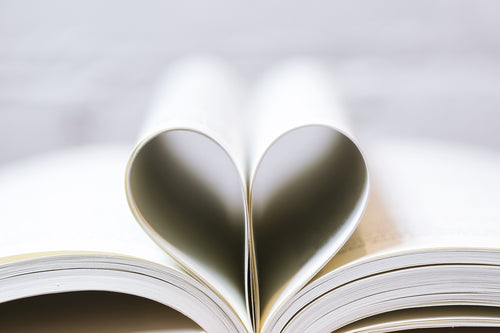 páginas de livro em forma de coração