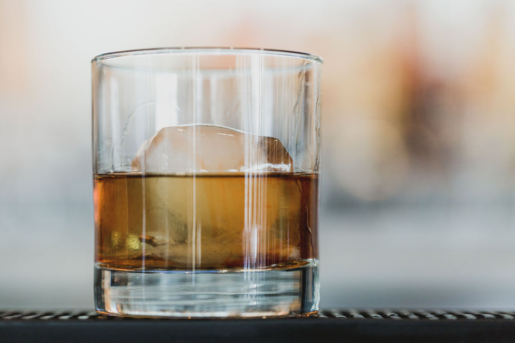 bourbon-cocktail-on-the-rocks.jpg?width=
