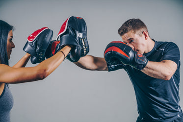 exercício físico em ginásio de boxe