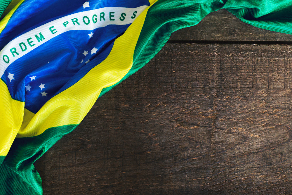 bandeira do brasil sobre uma mesa de madeira