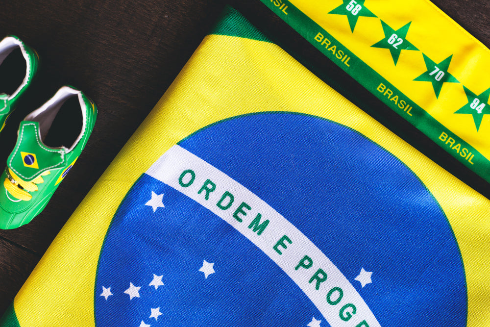 bandeira do brasil com chuteiras e faixa